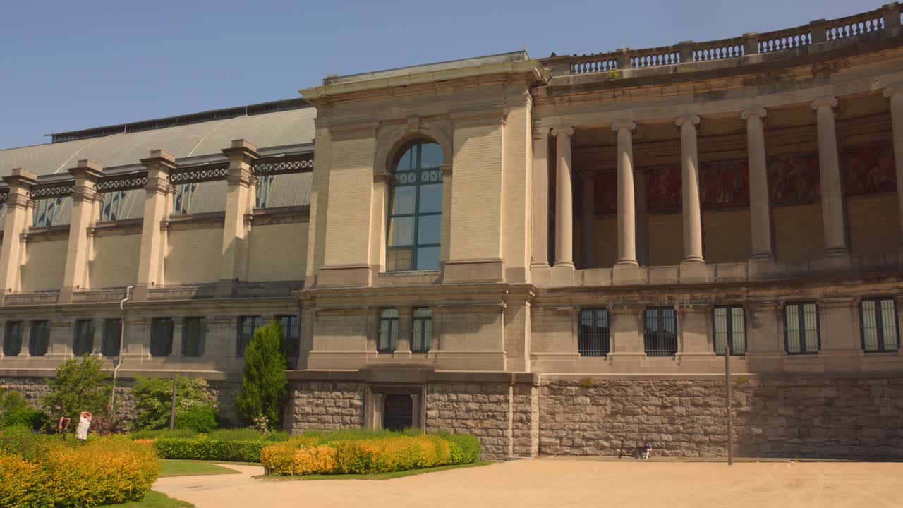 toma de bajo ángulo del histórico edificio principal del cincuentenario en bruselas, bélgica en un brillante día soleado