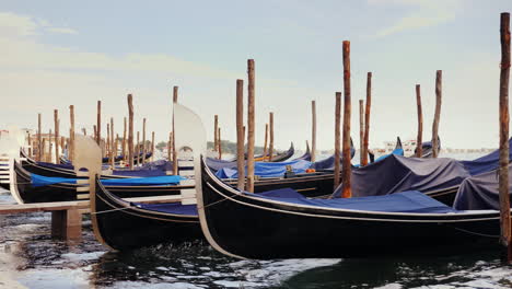 Fila-De-Góndolas-En-Venecia