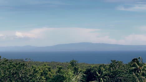 Amplia-Vista-De-La-Isla-Siquijor-Enmarcada-Por-Un-Exuberante-Follaje-Oscilante.