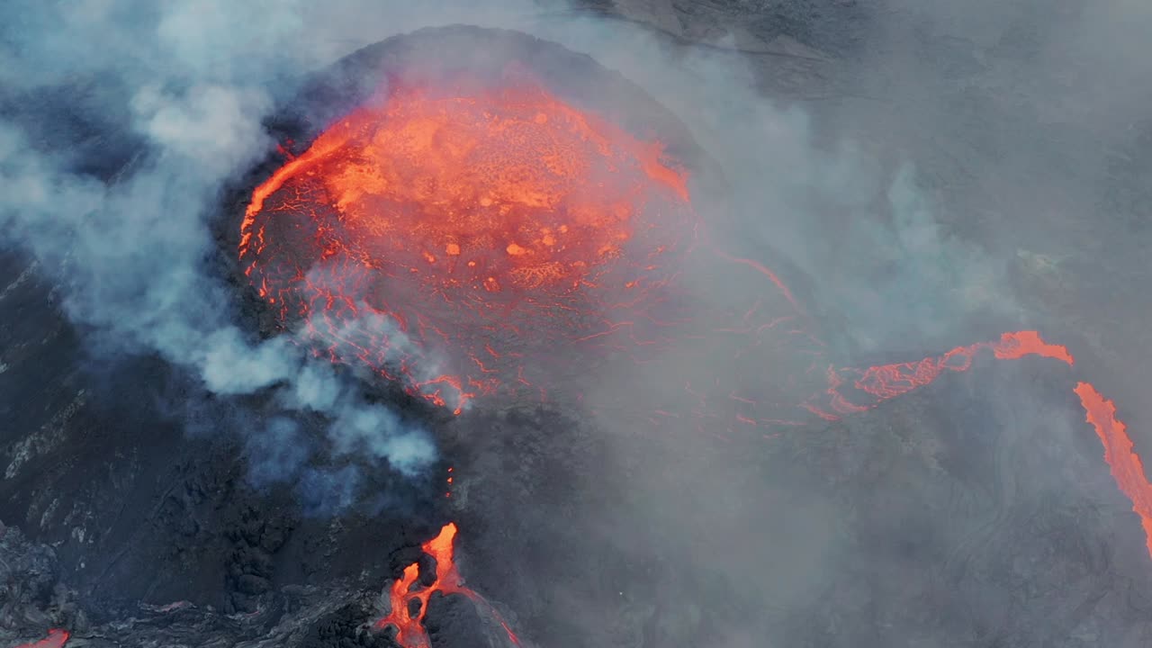 Gas vulcanici che salgono dalla lava bollente sul cratere del vulcano Fagradalsfjall in Islanda.