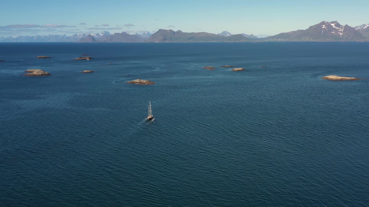 노르웨이 해의 항해 요트. 로포텐 (lofoten) 은 노르웨이의 노르드랜드 카운티에 있는 군도이다.
