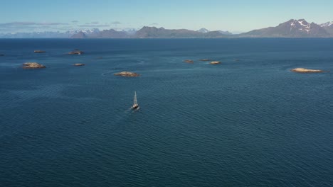 yate de vela en el mar de noruega. lofoten es un archipiélago en el condado de nordland, noruega.