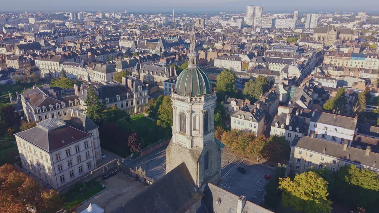 Luftfoto over Notre Dame Saint Melaine kirken og det omkringliggende historiske distrikt i Rennes, medium establish