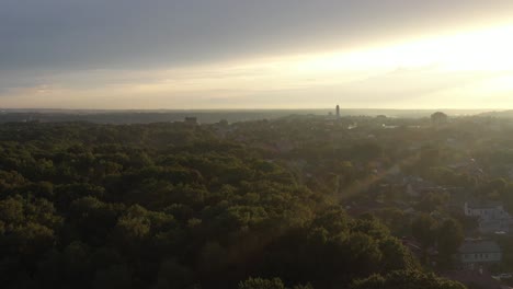 Vista-Aérea-De-Drones-Del-Parque-Kaunas-Oakwood