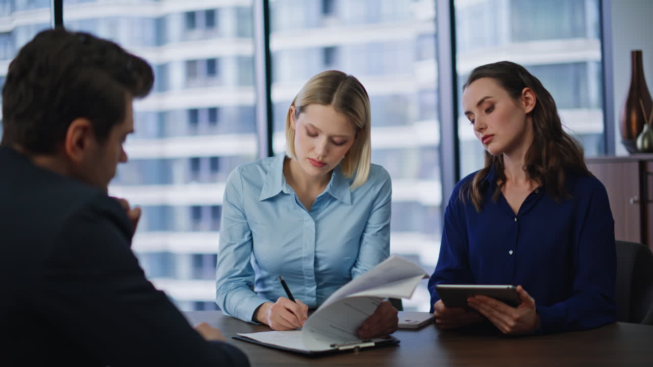 Riunione di lavoro con colloquio di lavoro e discussione del contratto
