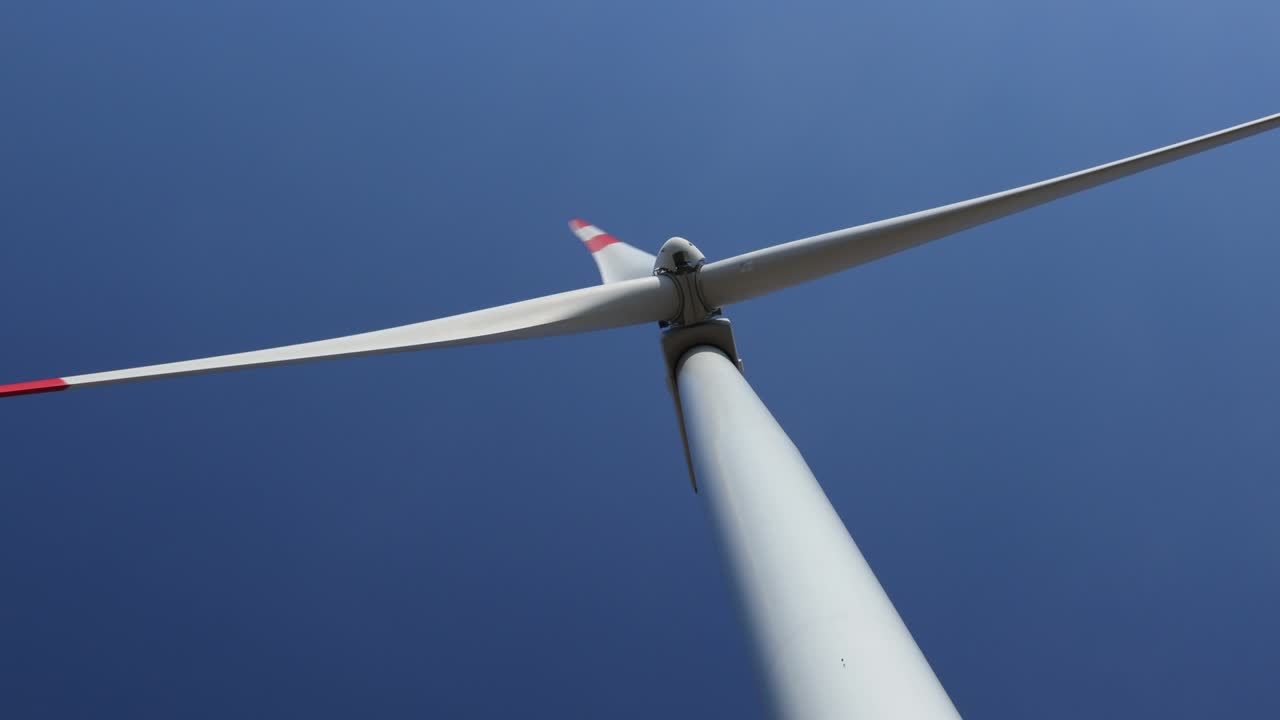 풍차, 지속 가능한 발전을 위한 청정 재생 에너지를 생산하기 위해 회전하는 대형 풍력 터빈