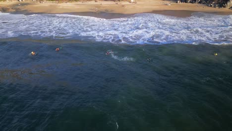 un dron vuela sobre tablas de wakeboard esperando una ola en una playa aislada en sayulita mexico