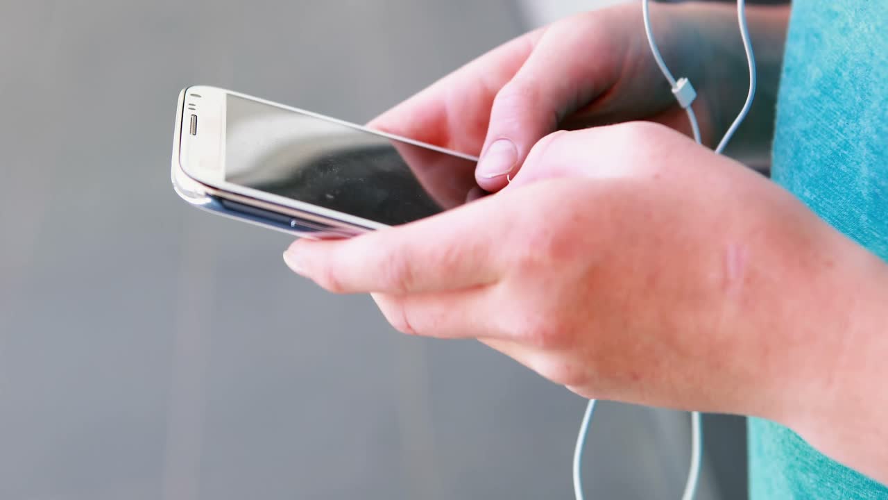 휴대 전화를 사용하는 학교 아이의 중간 섹션