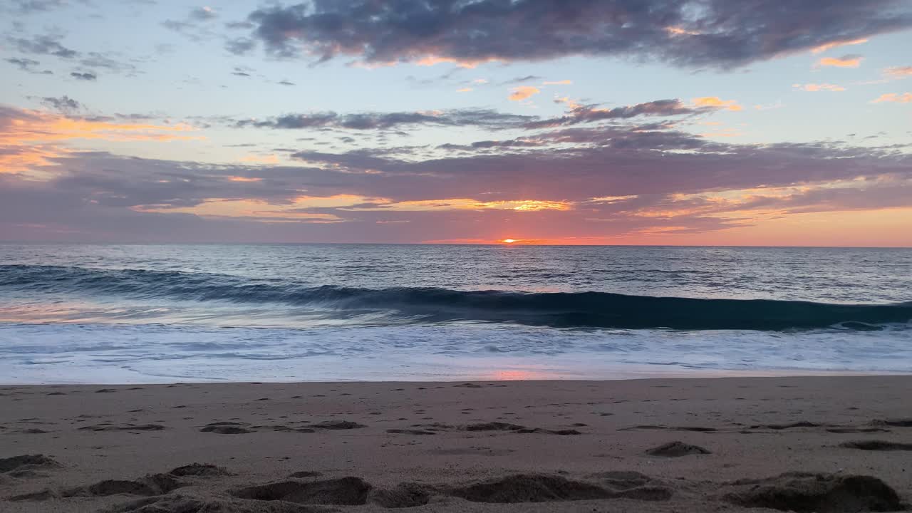atardecer rojo en la playa de todos santos, méxico