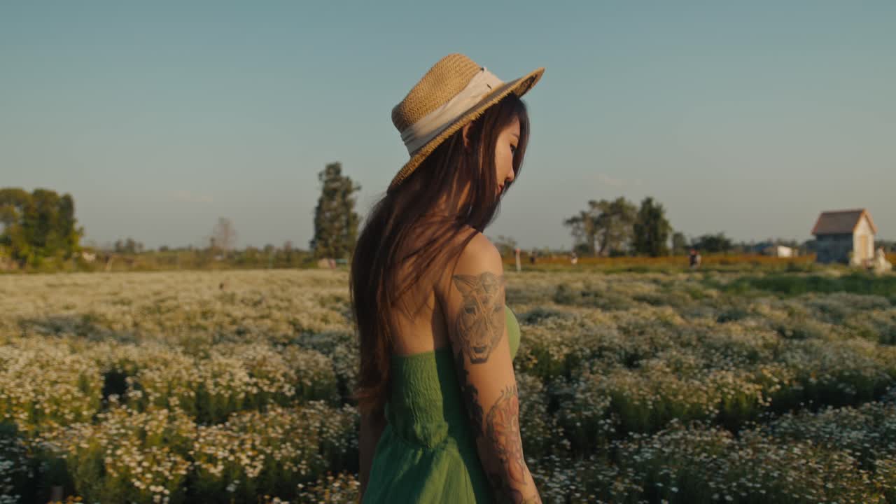 Женщина в цветочном поле