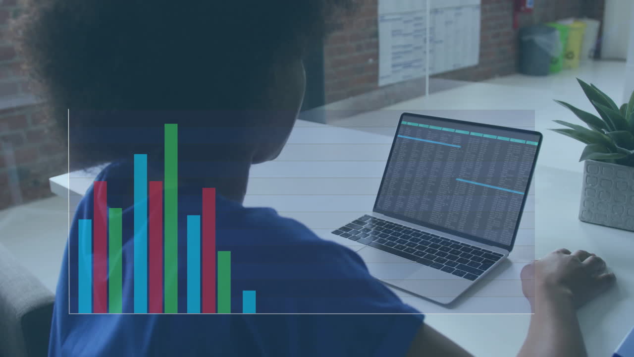 animación de procesamiento de datos financieros sobre una mujer de negocios afroamericana usando una computadora portátil en la oficina