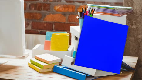 animación de nota de memorando con espacio de copia sobre artículos de papelería en el escritorio