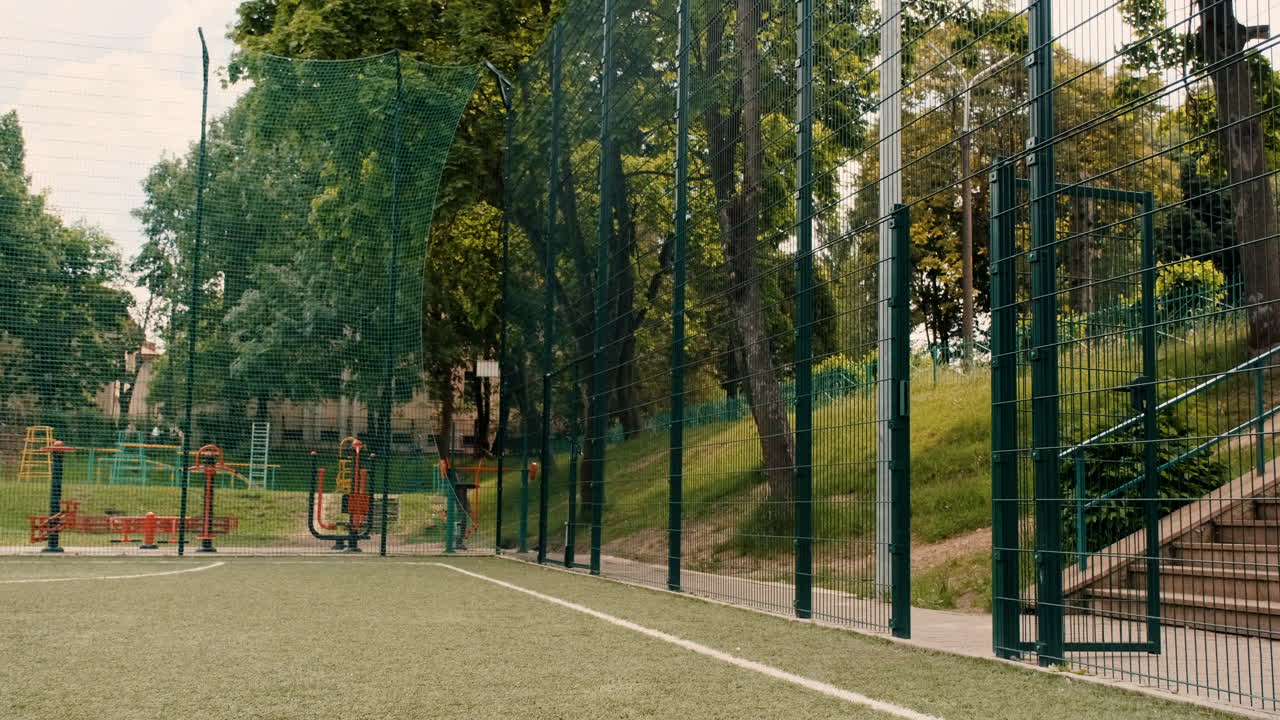 경기장에 입장하는 남자 길거리 축구팀