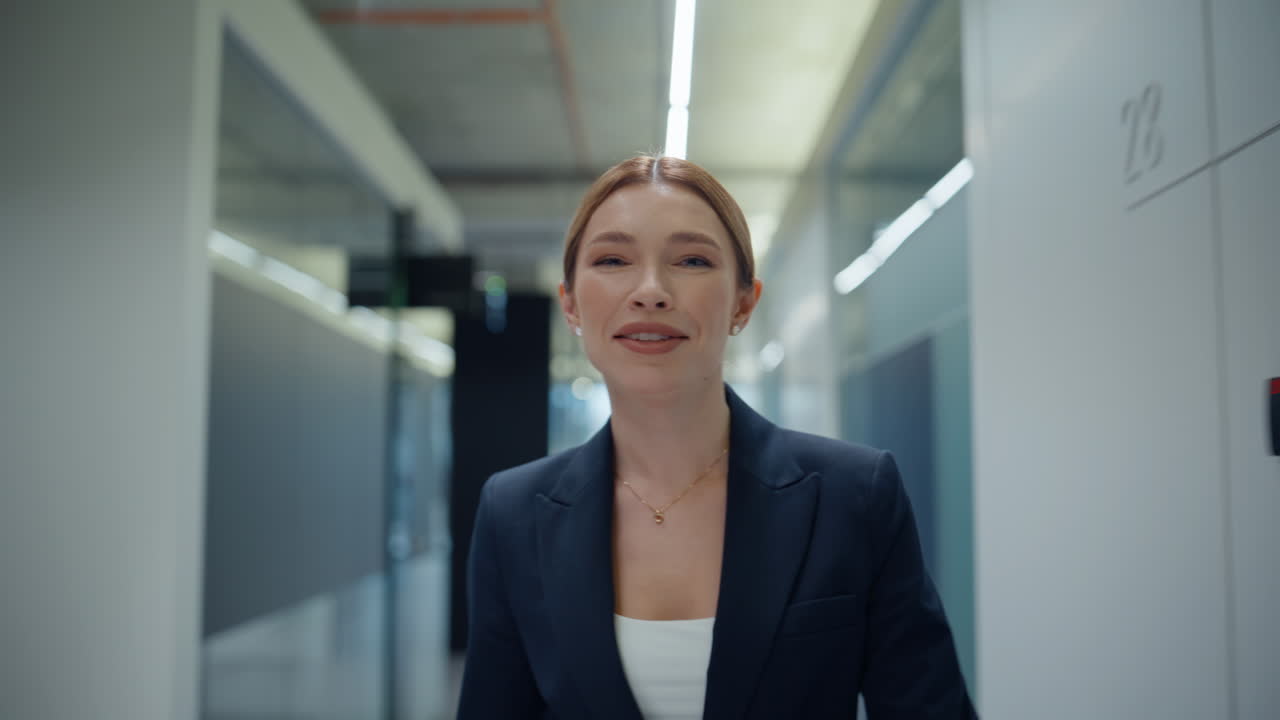 企業オフィスを横断する自信に満ちたビジネス女性のポートレート。CEOが指を指しています。