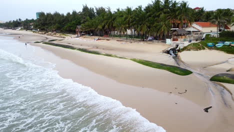 Olas-Oceánicas-Que-Destruyen-La-Playa-De-Arena-Tropical-Por-Erosión,-Vista-Aérea-De-Drones