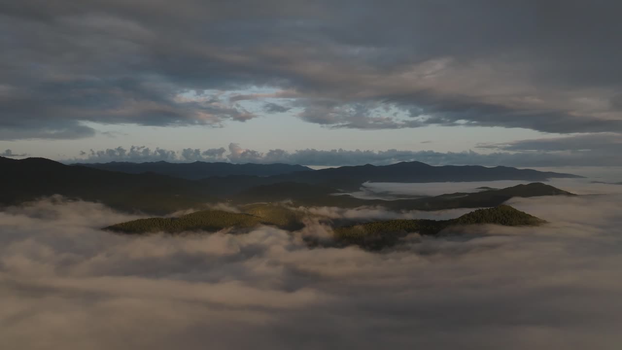 Fjell silhuett under soloppgang i Kroatia, dronebilde fra luften