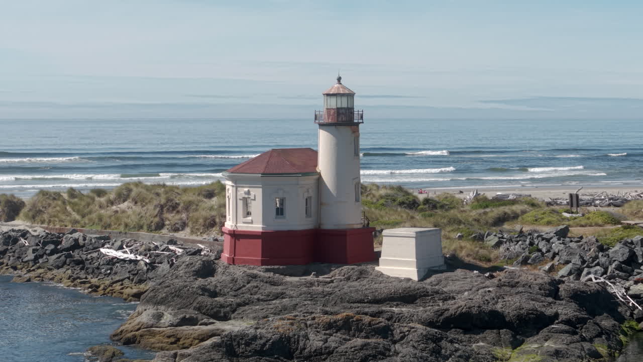 Bandon Lighthouse ved Oregons sydkyst, droneoptagelse der zoomer ud