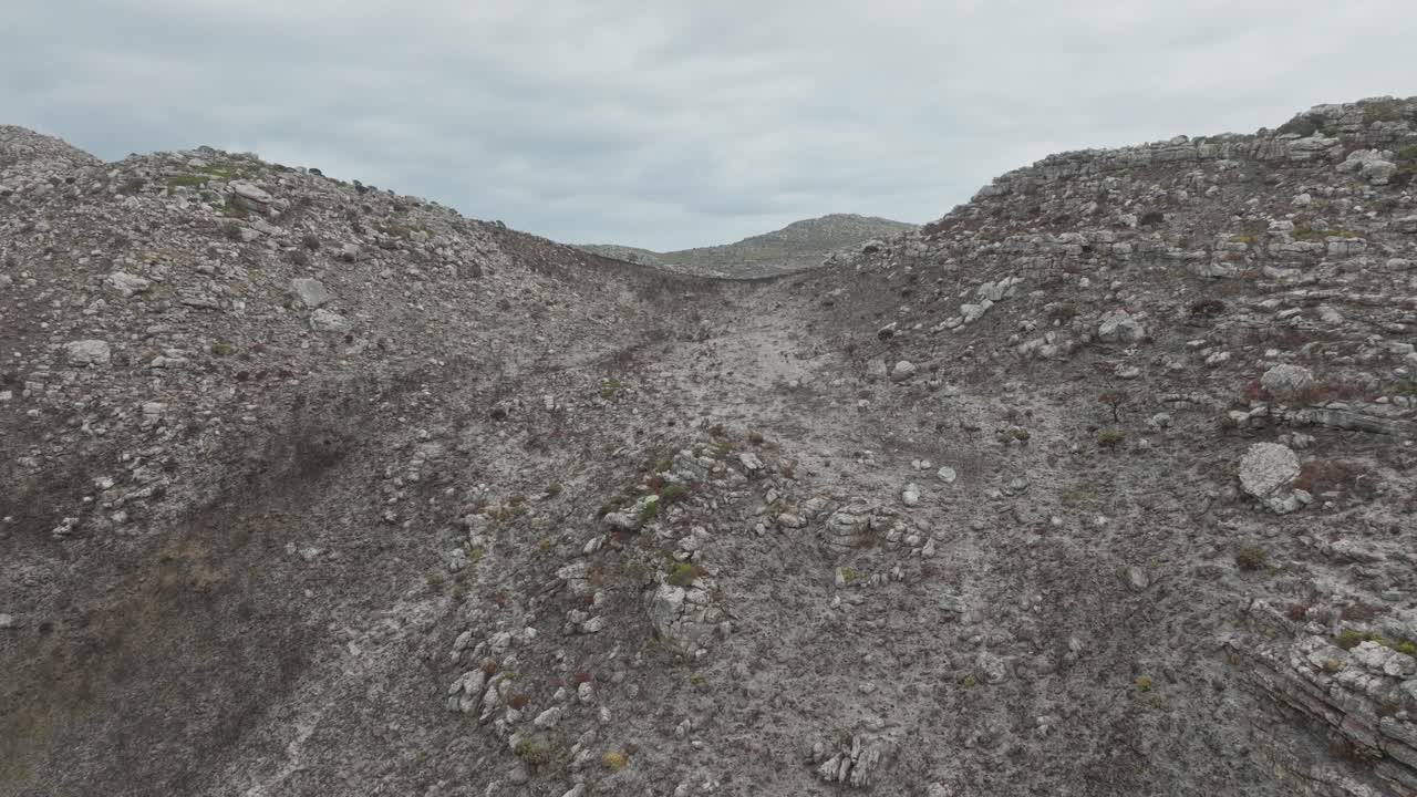 tomada de avión no tripulado de las montañas quemadas cerca de la costa de ciudad del cabo