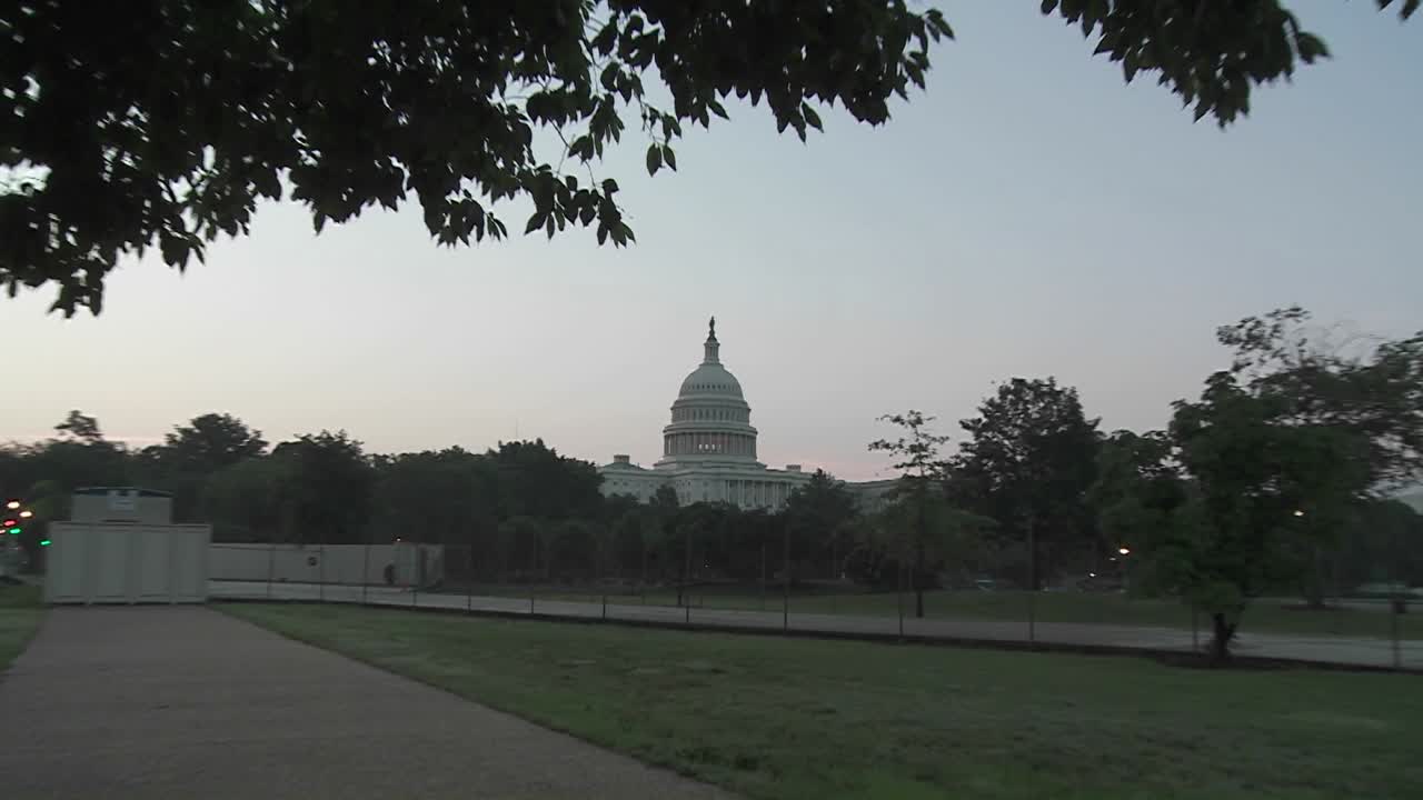 워싱턴 dc의 국회의사당 건물을 빠르게 확대