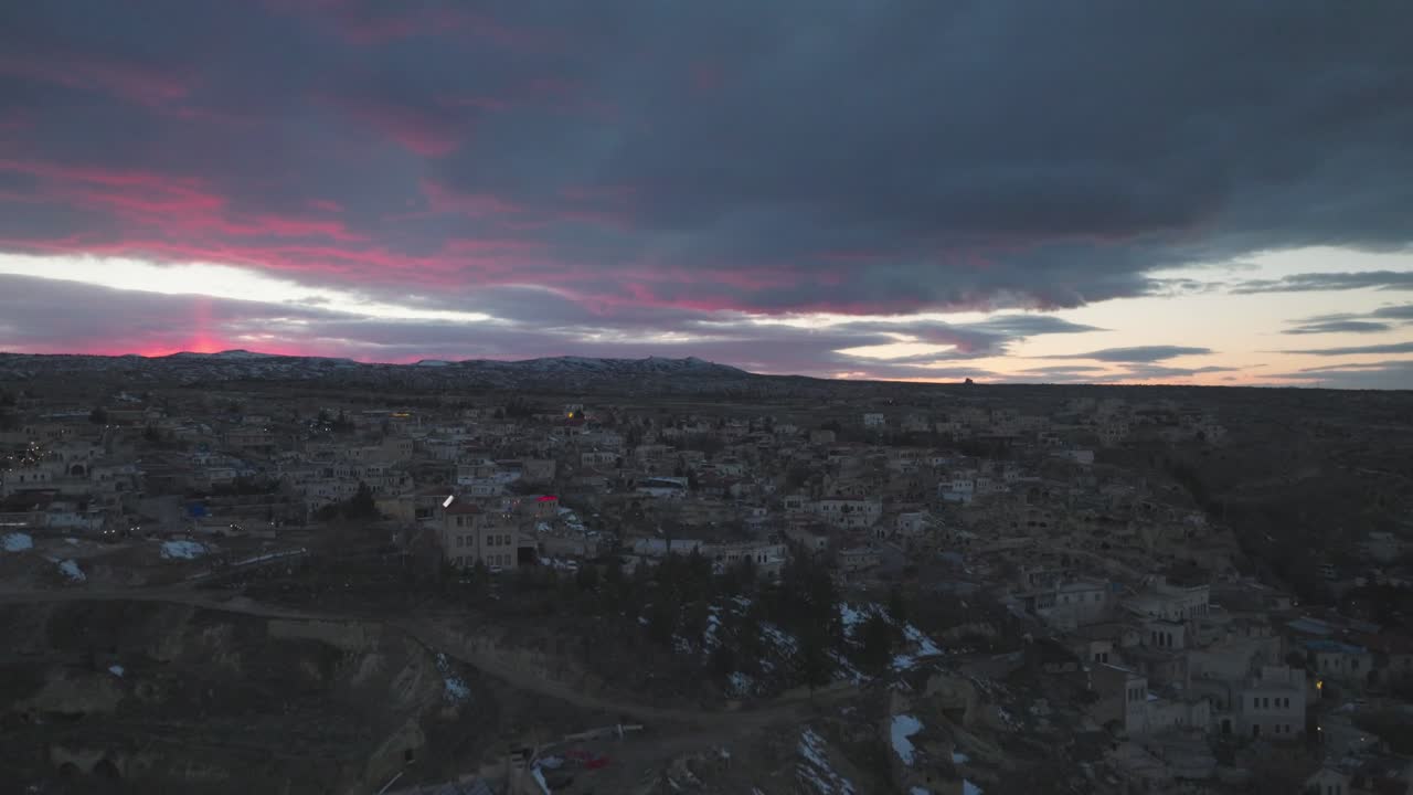 Veduta aerea della città di Mustafapasa al tramonto con suggestivo skyline, Cappadocia, Turchia