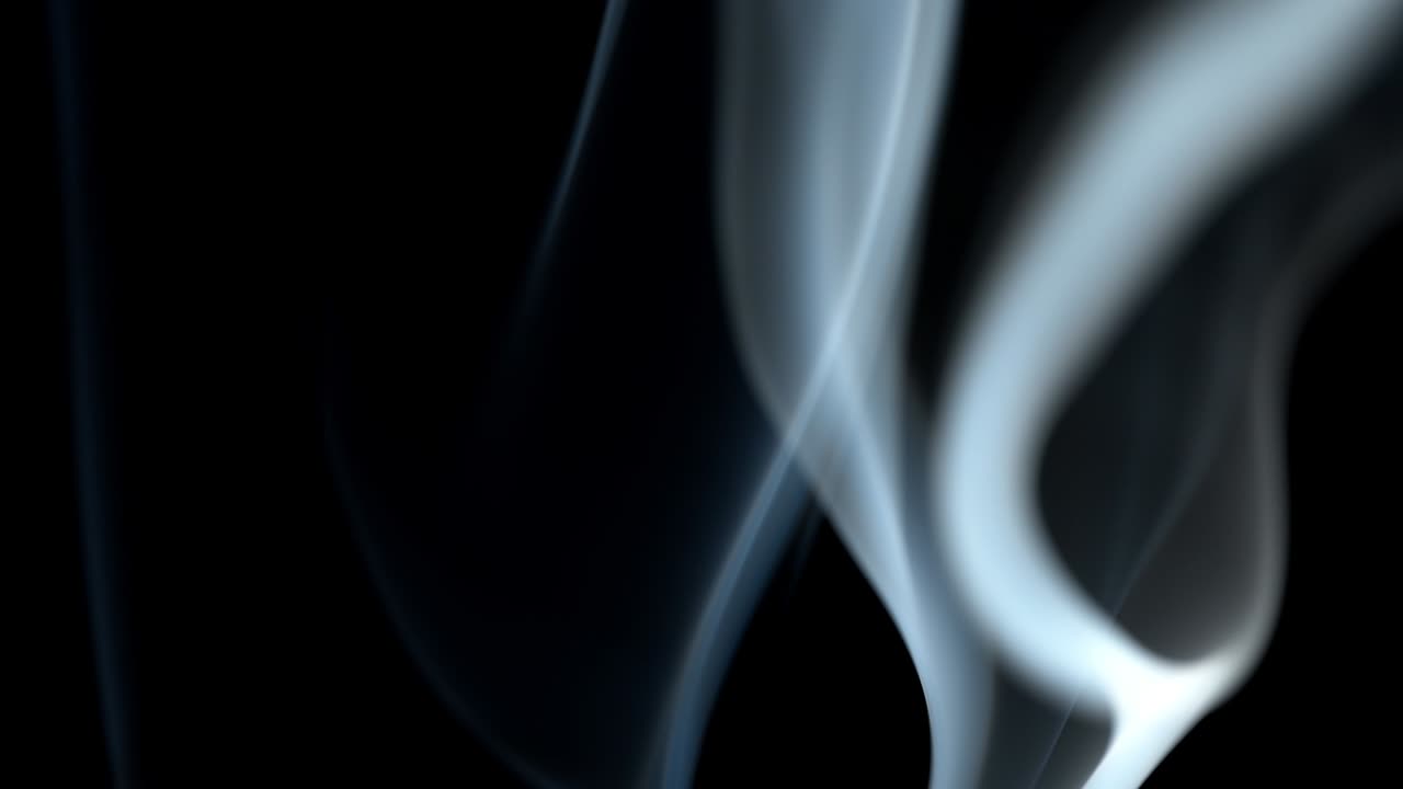 дым на черном фоне.