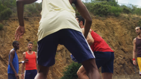 Jugadores-De-Baloncesto-Practicando-En-La-Cancha-De-Baloncesto