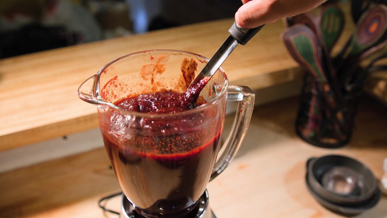 Filmato ravvicinato di cucina che mostra il controllo della viscosità della salsa chamoy durante la preparazione di una ricetta casalinga di salsa chamoy fatta da zero