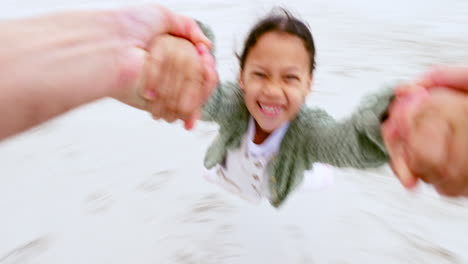 niño, pobre y balanceándose de las manos en la playa