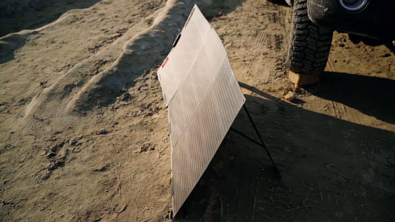 휴대용 태양 전지 패널은 차량의 전력을 공급하기 위해, 모험 생활 개념, 재생 가능한 에너지로 자급자족
