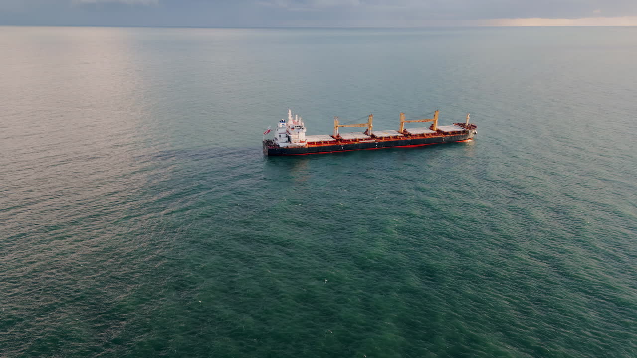 vista aérea buque de carga navegando por el océano hasta el sombrío horizonte. petrolero flotando en el mar