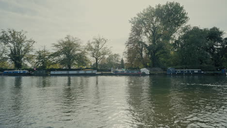 Kanalboote-Legten-Entlang-Der-Themse-In-Oxford-An