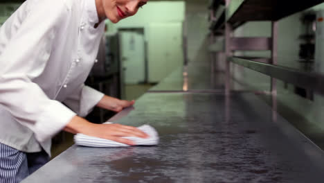 chef feliz limpiando el mostrador