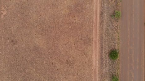 Drone-Vuela-Sobre-Una-Carretera-De-Distrito-Y-Una-Pista-De-Jeep