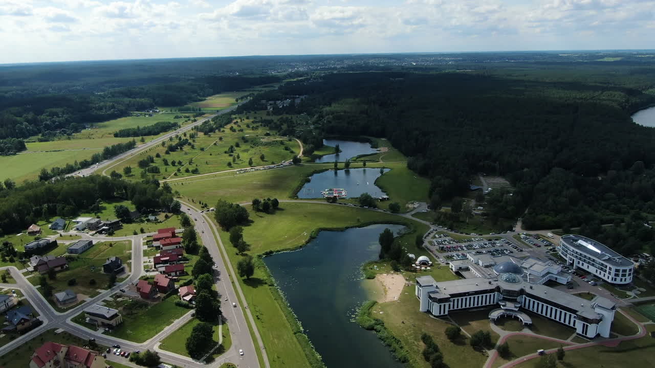 birstonas에 있는 vytautas 미네랄 스파 건물, 높은 각도의 드론 보기