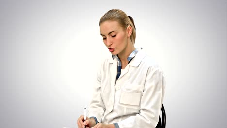 médico hablando con un paciente, dando consultas sentado en un fondo blanco