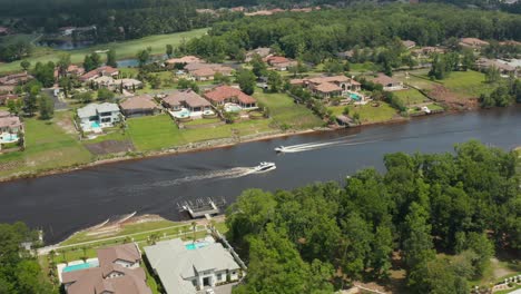 Los-Barcos-Pasan-Por-El-Canal-Intracostero-Icw-En-Grand-Strand,-Myrtle-Beach,-Carolina-Del-Sur