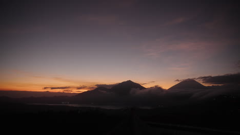 Vögel-Fliegen-Von-Weitem-über-Den-Wolkigen-Bali-Batur-Mountain-Sonnenaufgang