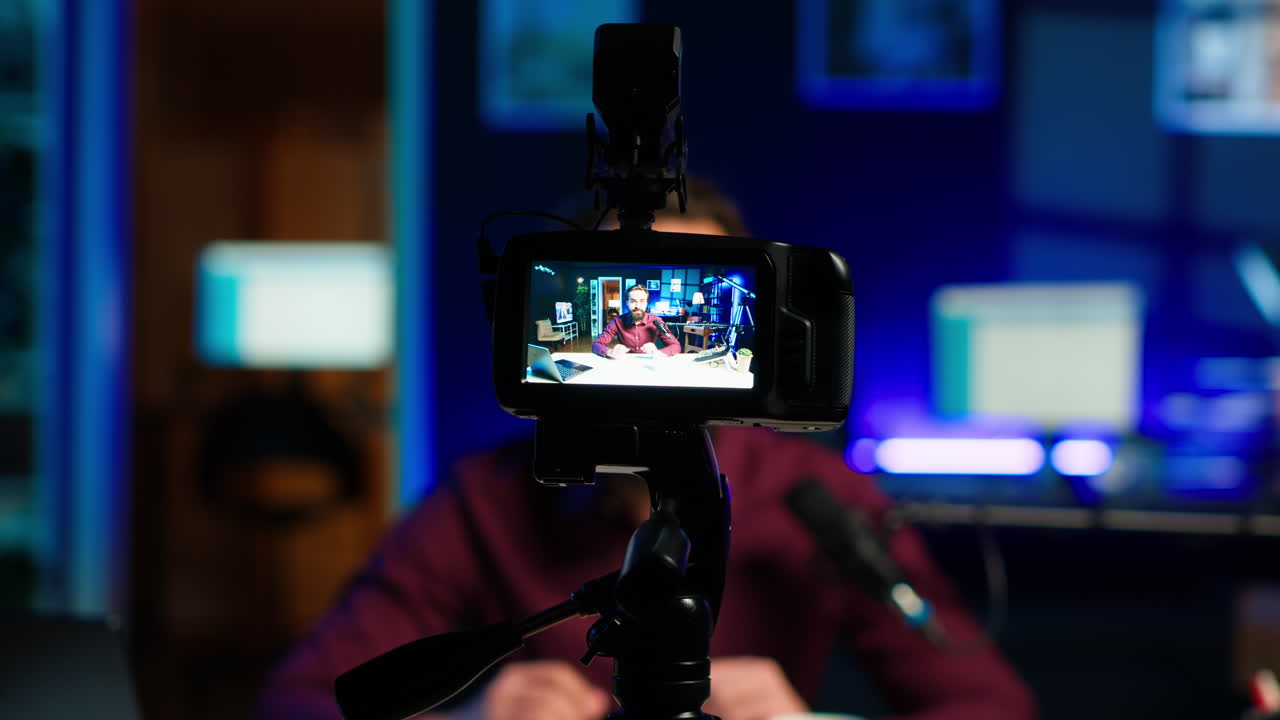 creador de contenido que organiza un programa en línea, grabando vlogs usando equipo profesional