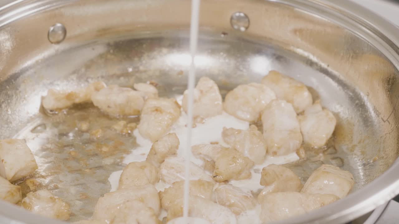 pollo cremoso en una sartén