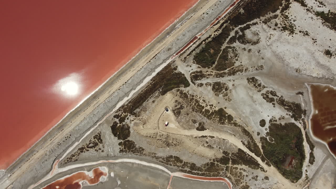 взгляд с воздуха на розовое соленое озеро