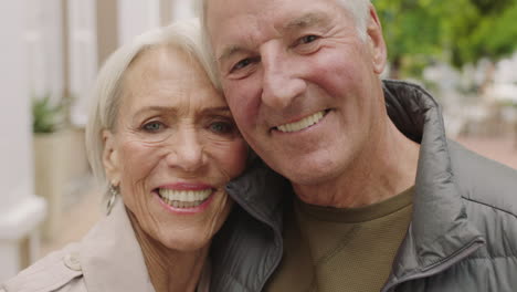 retrato en primer plano de una feliz pareja caucásica anciana sonriendo alegremente abrazándose mirando a la cámara una vieja pareja casada en la ciudad