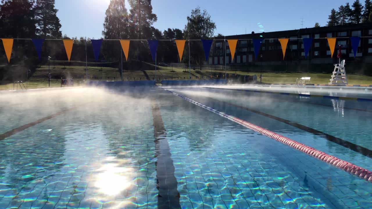 niebla de una piscina caliente que se encuentra con aire frío en un soleado día de otoño