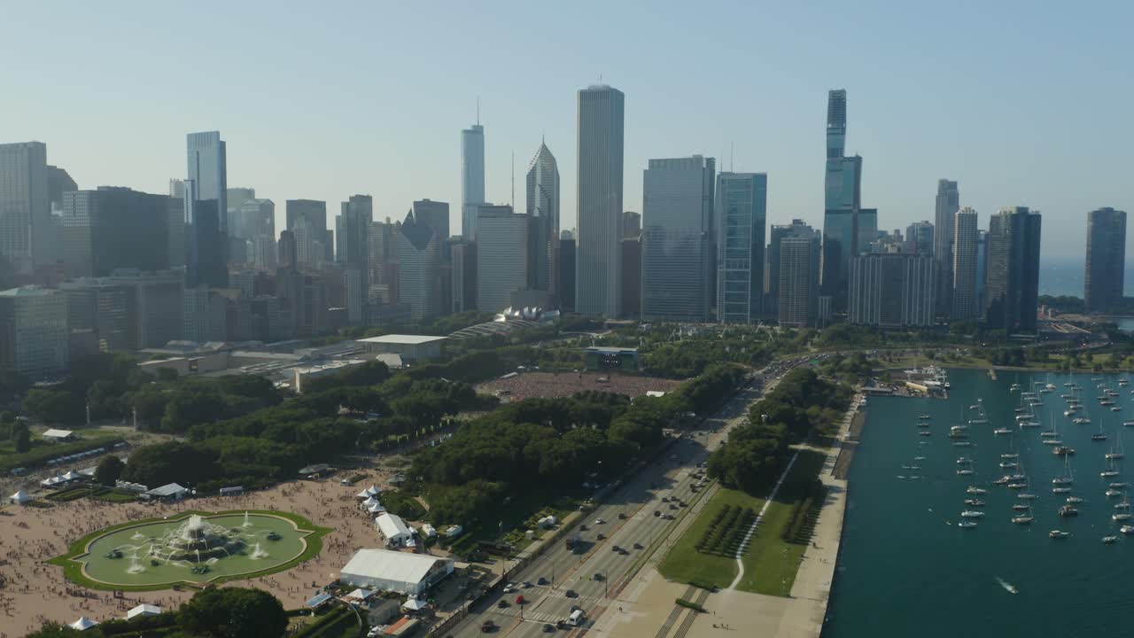 Vista panoramica aerea della folla del Lollapalooza vicino alla Fontana di Buckingham - Uso Commerciale