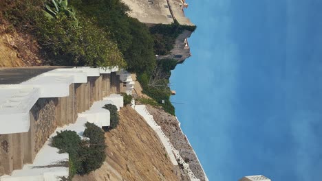vista del fuerte medieval de sao clemente sobre el río mira con un pequeño barco en un día soleado con un cielo azul claro