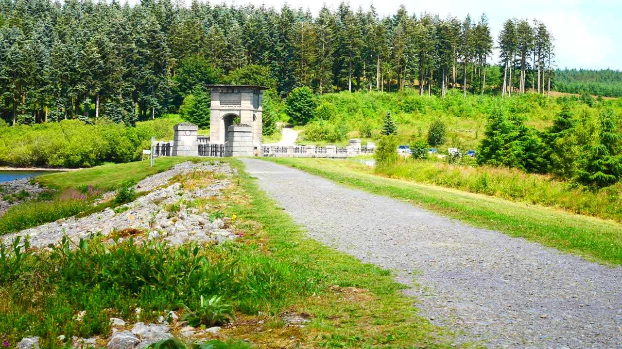 Kivinen polku, joka johtaa Alwenin tekojärvelle, metsäiseen maaseutuun ja vesihuollon historialliseen rakennukseen – kävelytie.