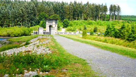 alwen 저수지 삼림 지대 시골 상수도 역사적인 건물 산책로로 이어지는 돌 보도