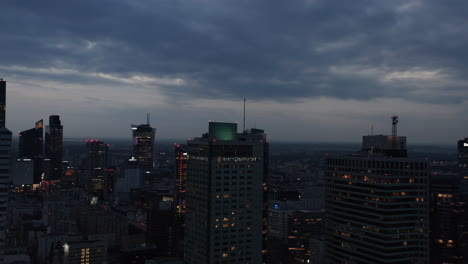 Fliegen-Sie-Um-Das-Alte,-Mit-Hochhäusern-Dekorierte-Gebäude-Herum.-Aufschlussreiches-Abendliches-Innenstadtpanorama.-Wolkenkratzer-In-Der-Dämmerung.-Warschau,-Polen