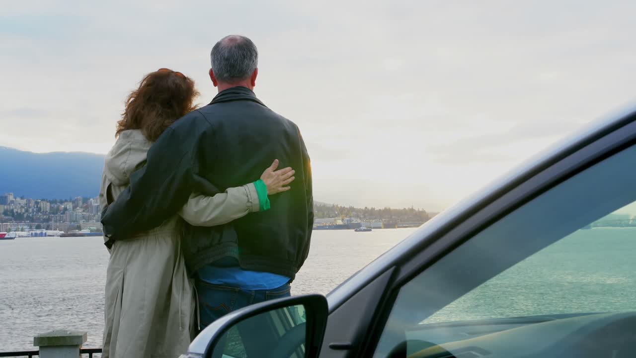 vista trasera de una pareja interactuando en la orilla del mar 4k