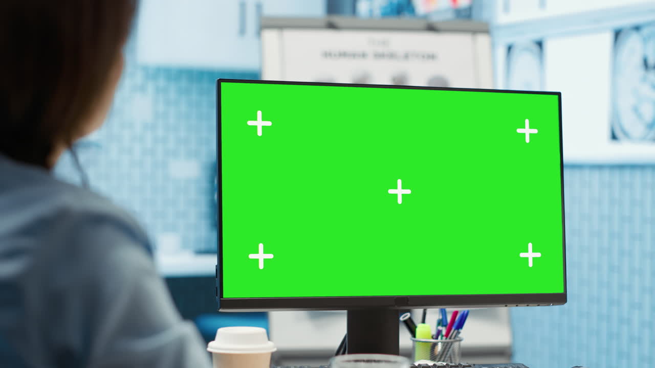 Mandlig lægeekspert præsenterer diagnose på isoleret chroma key-skærm