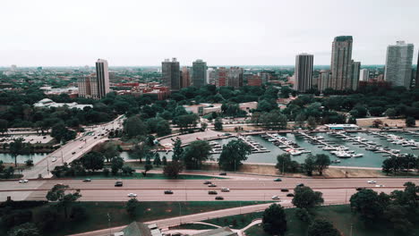 Vielfältiger-Hafen-Und-Flug-Entlang-Des-Seeufers-Machen-4K-Luftaufnahmen-In-Chicago,-Illinois